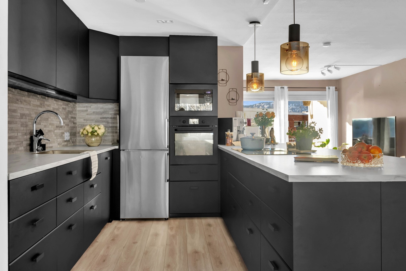 Det er kokeplate med integrert mekanisk avtrekk i kokeplaten, integrert komfyr, mikrobølgeovn, oppvaskmaskin og opplegg for kjøleskap. Galleribilde