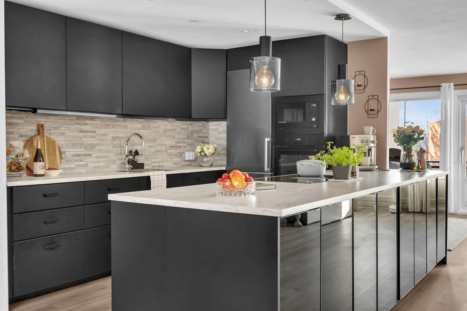 Her er det rikelig med skap og benkeplass. Galleribilde