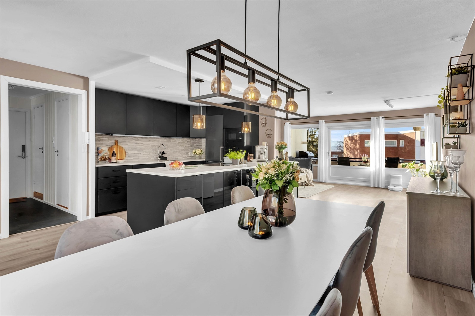 Her er det god plass til å invitere venner og familie til hyggelige middagsselskaper. Galleribilde