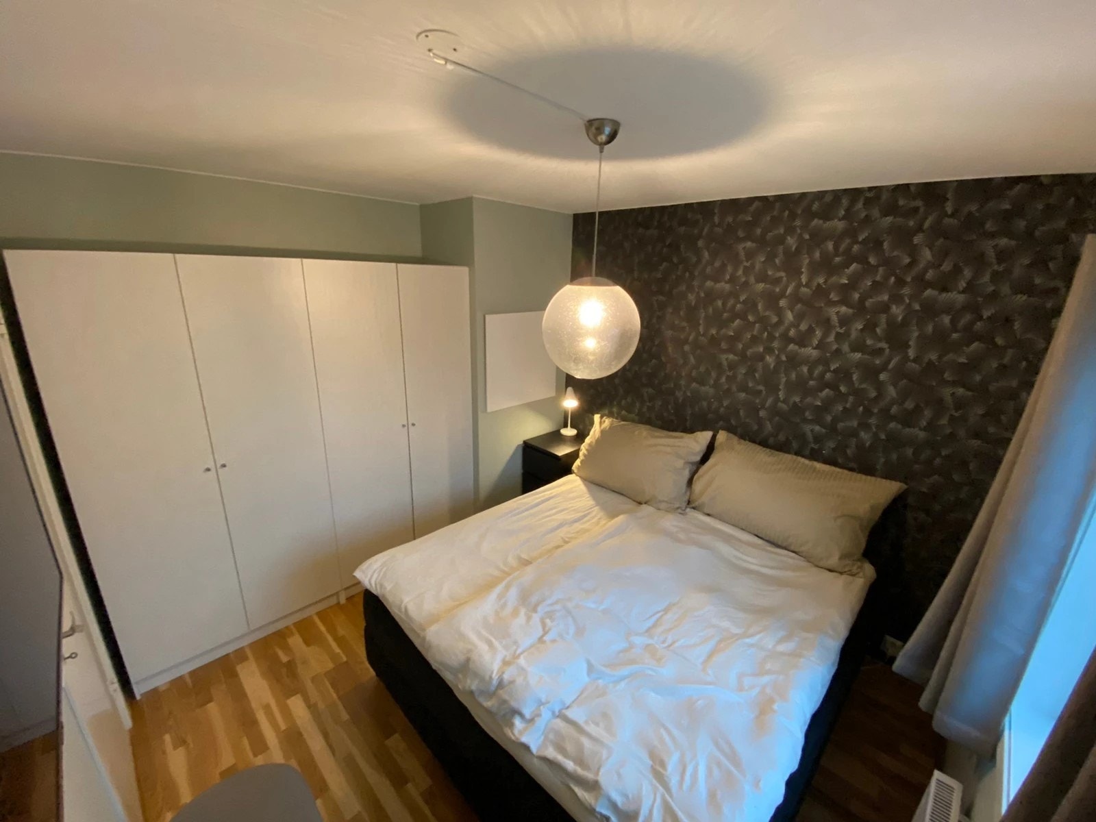 Romslig soverom med plass til dobbeltseng. Garderobe medfølger. Galleribilde