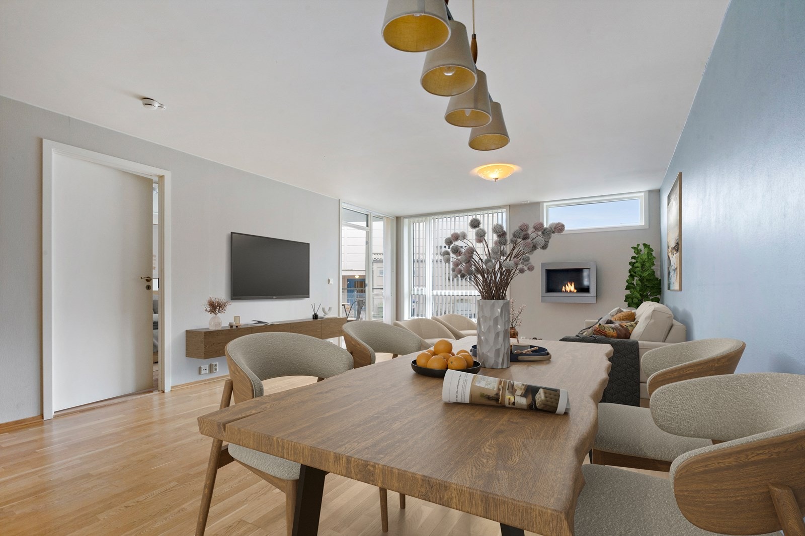 Frå stova er det tilkomst til overbygd terrasse. Merk også gasspeis som varmar godt Galleribilde