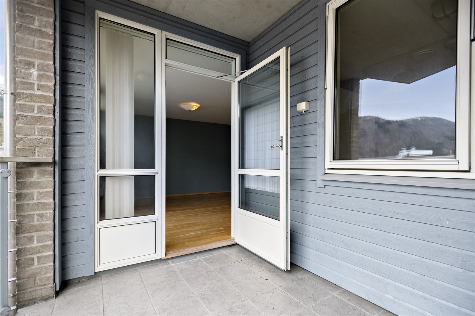 Vestvendt terrasse med overbygg Galleribilde