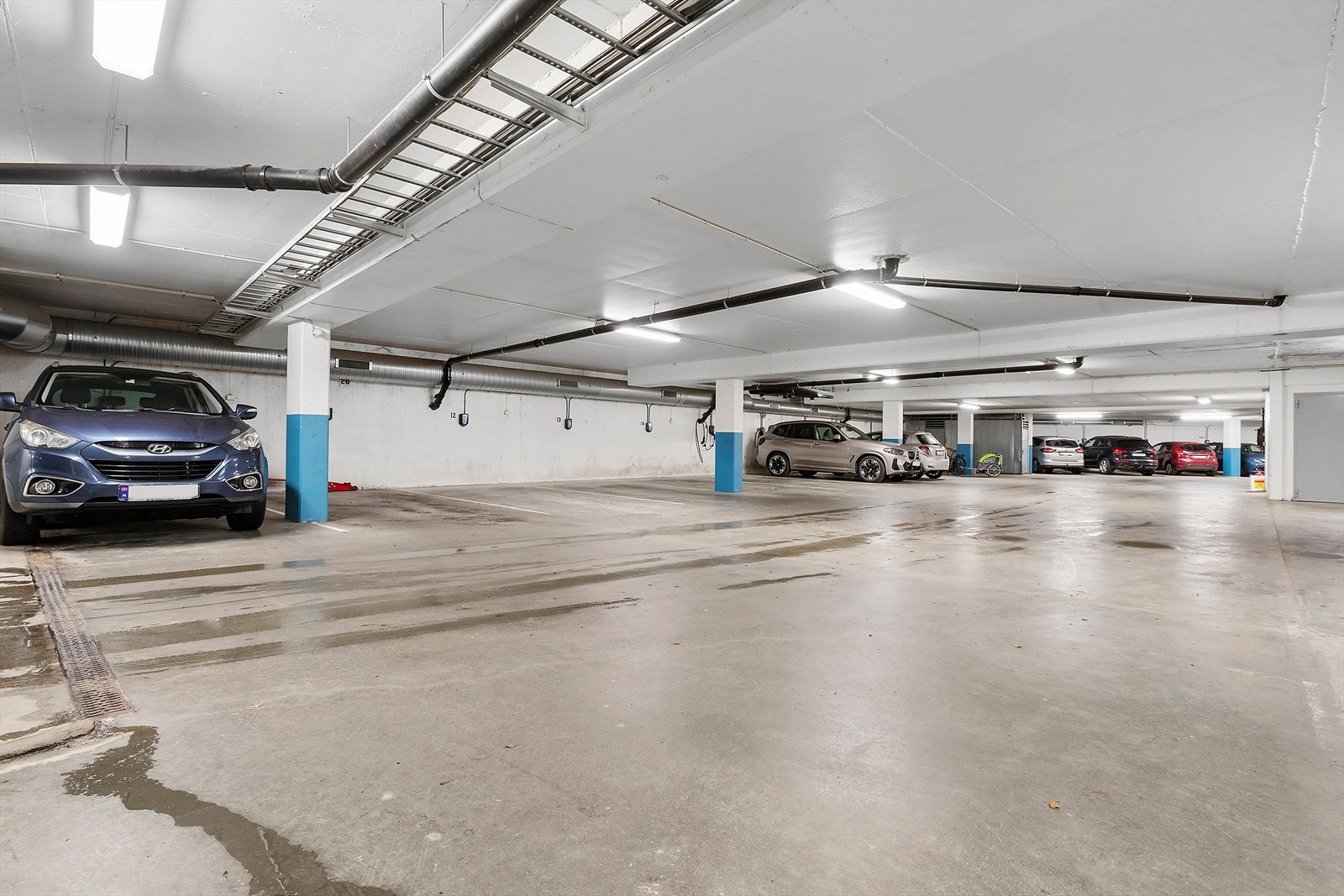 Leilegheita har fast plass og sportsbod i felles lukka garasjeanlegg Galleribilde