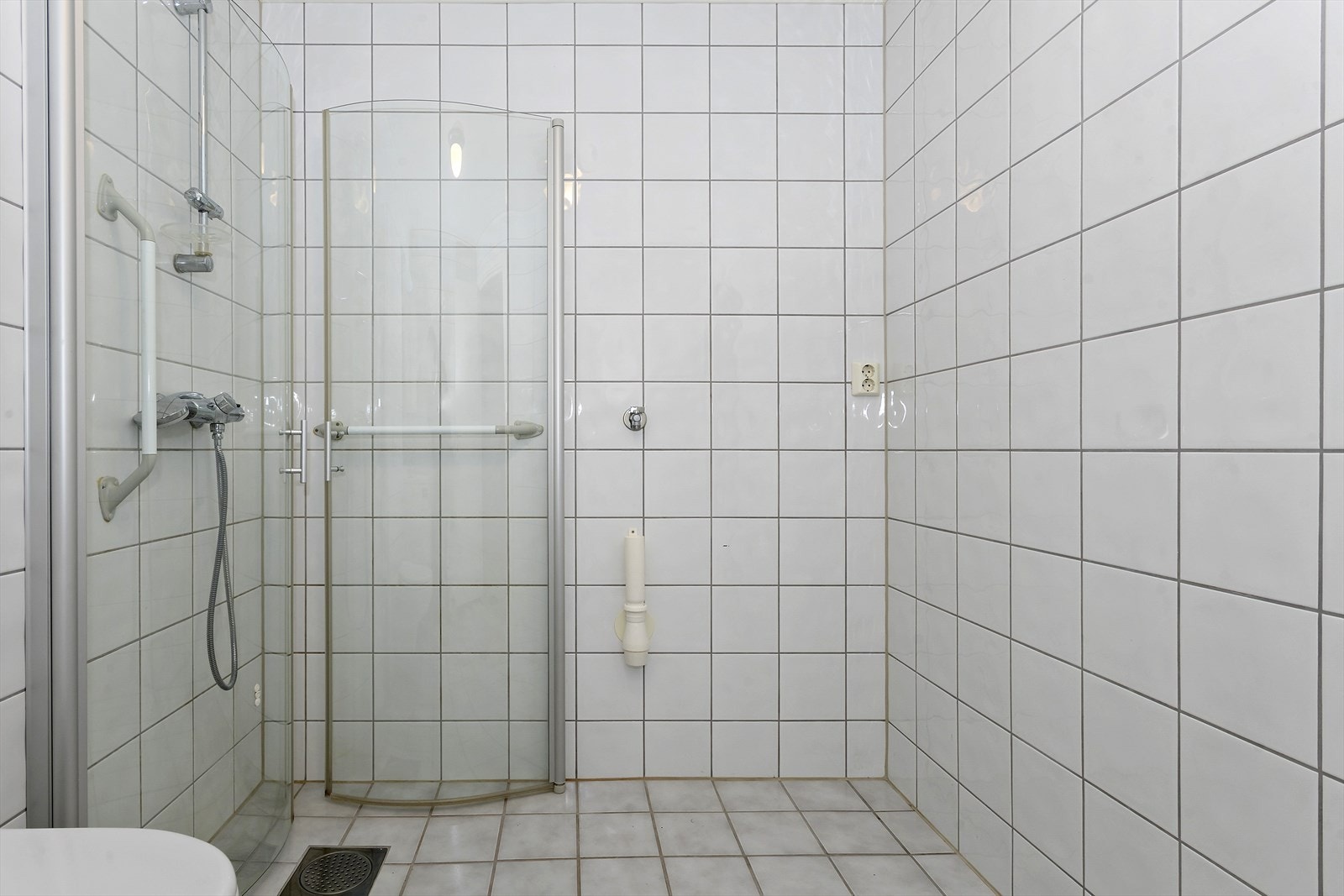 Opplegg for vaskemaskin og tørketrommel ved dusjhjørnet Galleribilde