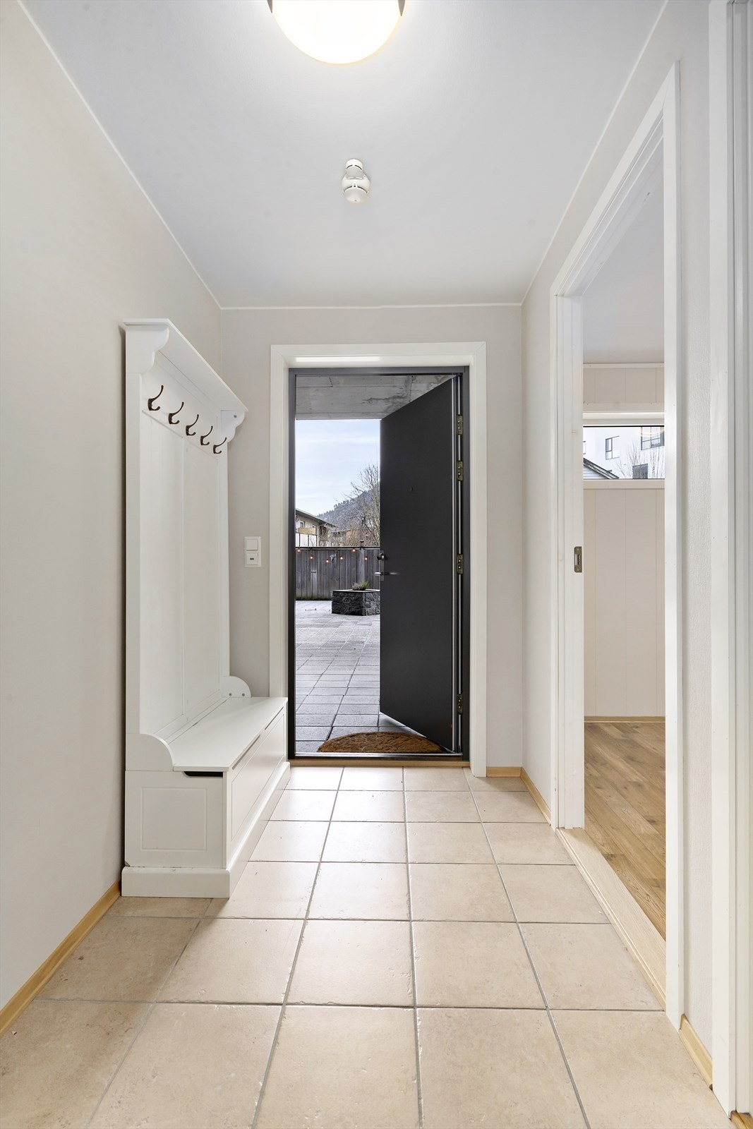 Velkommen inn. Leilegheita ligg på bakkeplan med trappefri tilkomst og heis til parkeringskjellar Galleribilde