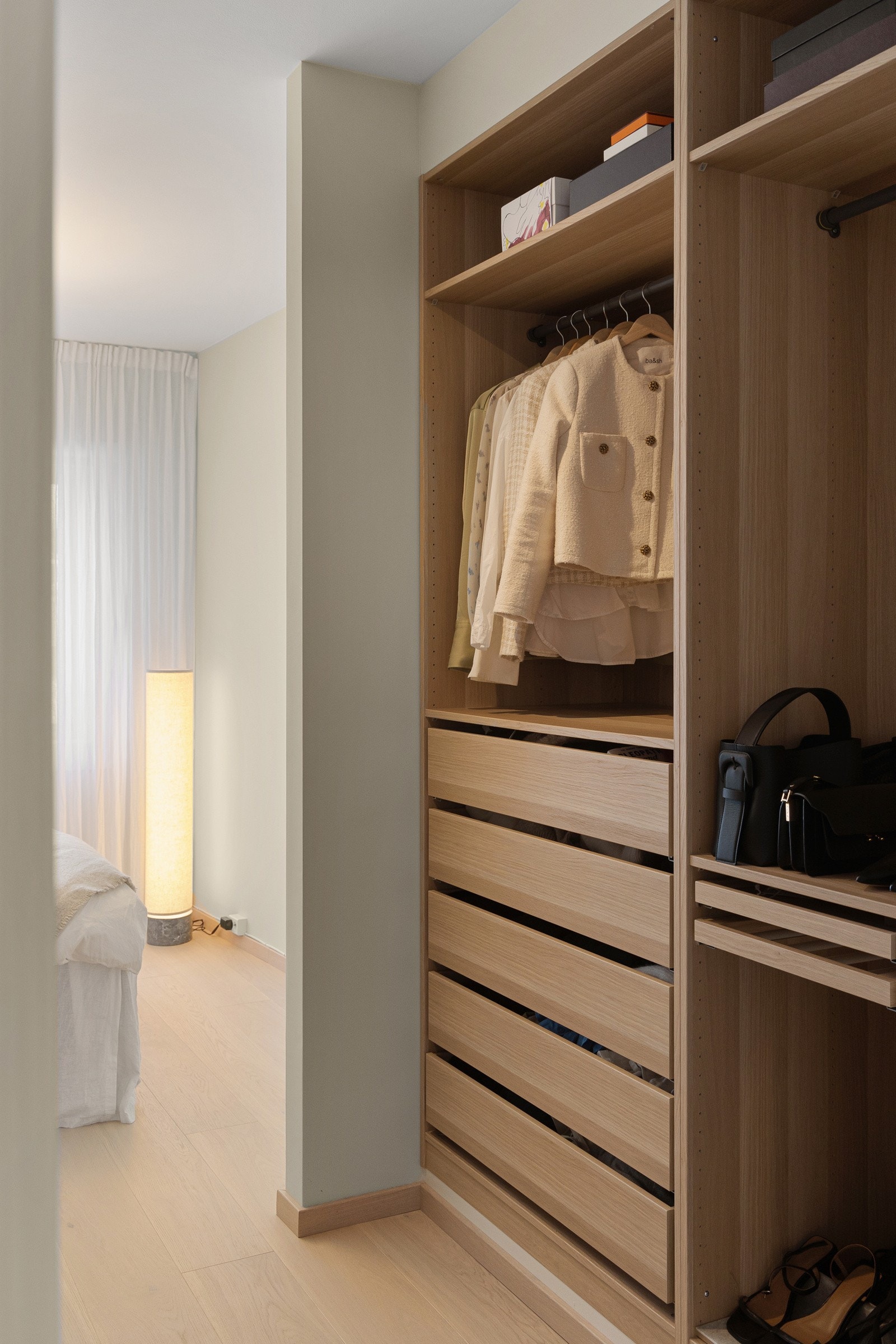 Walk-in med innebygde garderobeskap og flott innredning. Galleribilde