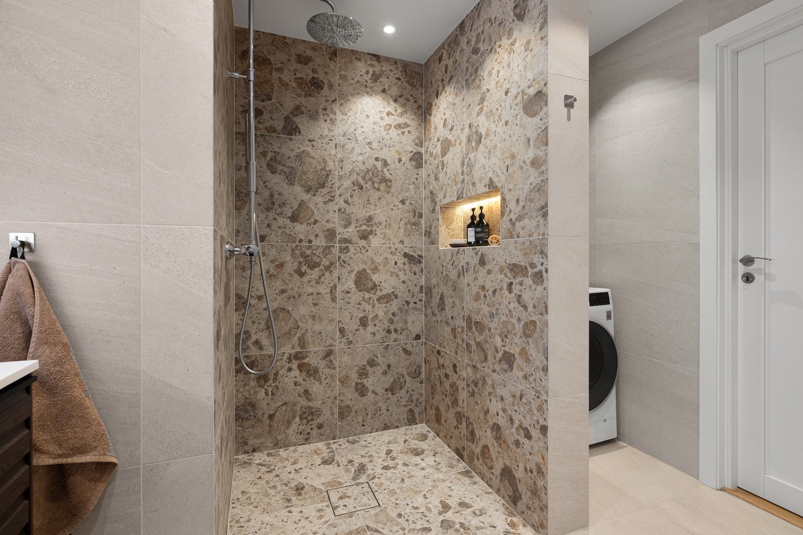 Opplegg for vaskemaskin i egen nisje. Galleribilde