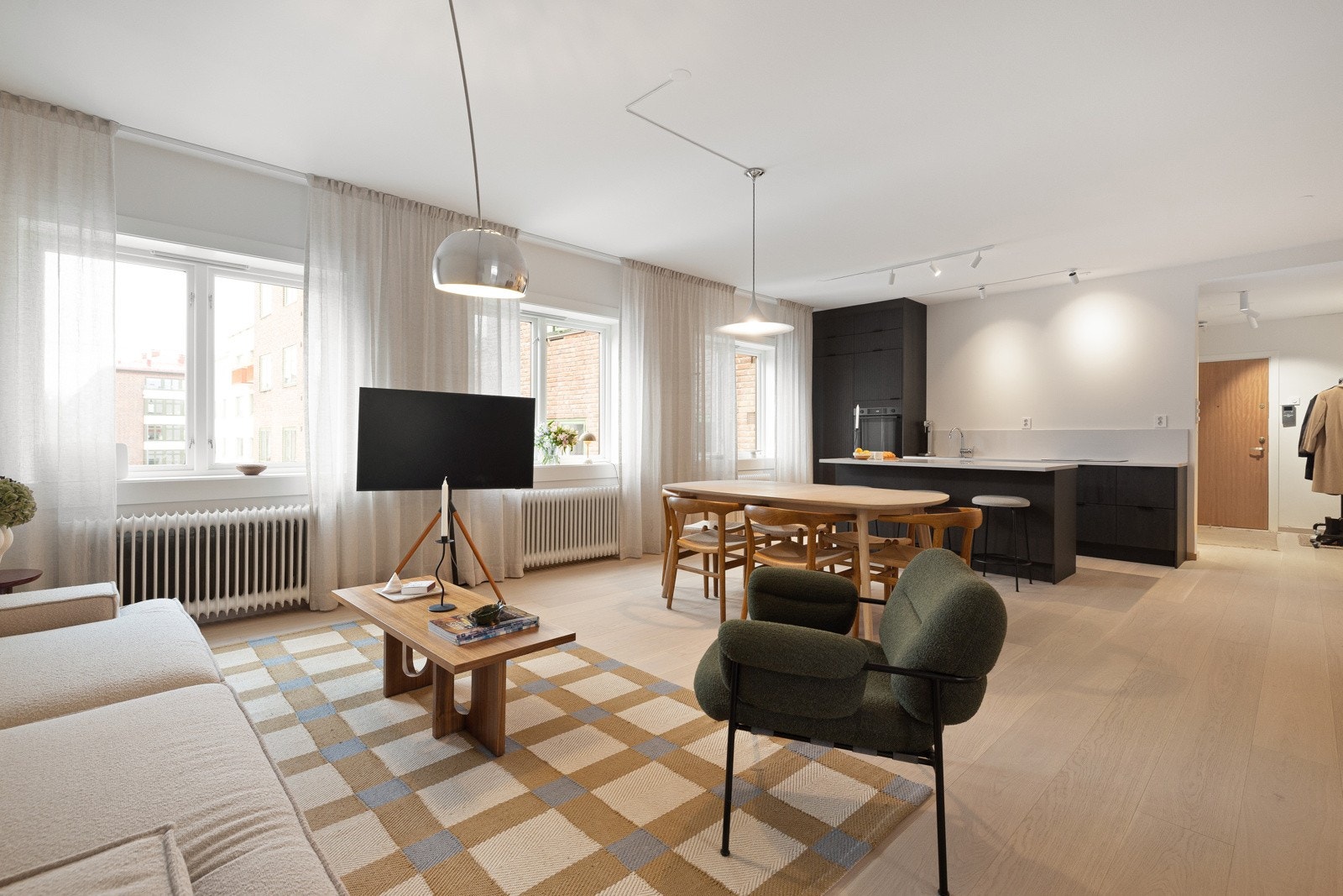 Kjøøkenet ligger i åpen og sosial løsning mot stue. Galleribilde