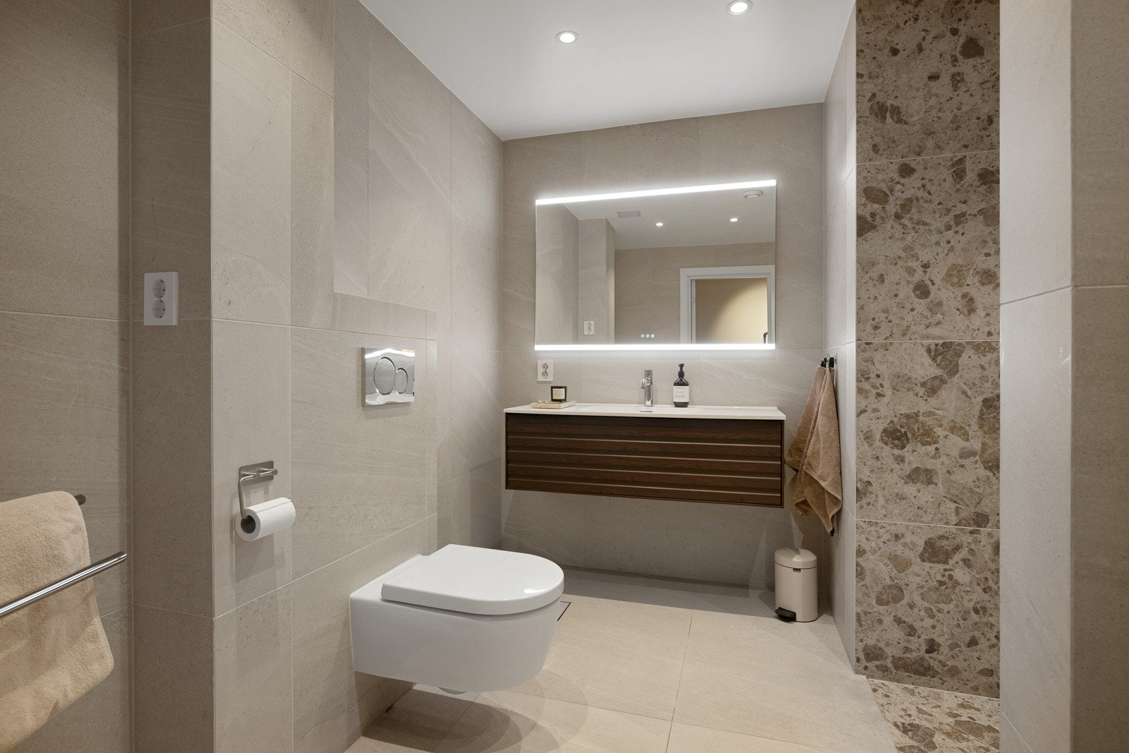 Påkostet baderom med nytt sluk, membran, varmekabler og rør-i-rør system. Galleribilde