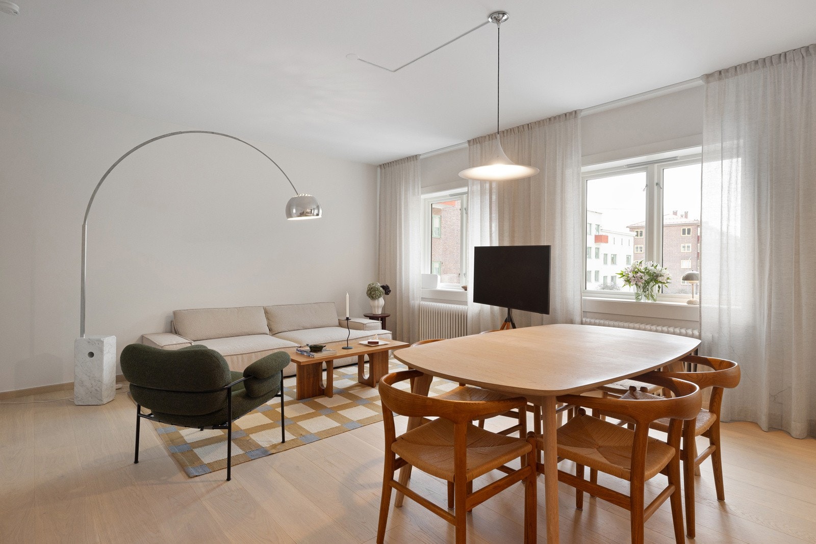 Naturlig soneinndeling med god plass til både sofagruppe og spisestue. Galleribilde