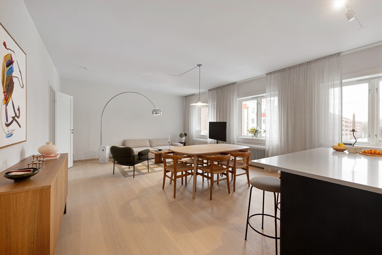 Den generøse takhøyden og de store vindusflatene gjør at alle rom oppleves lyse og luftige. Galleribilde