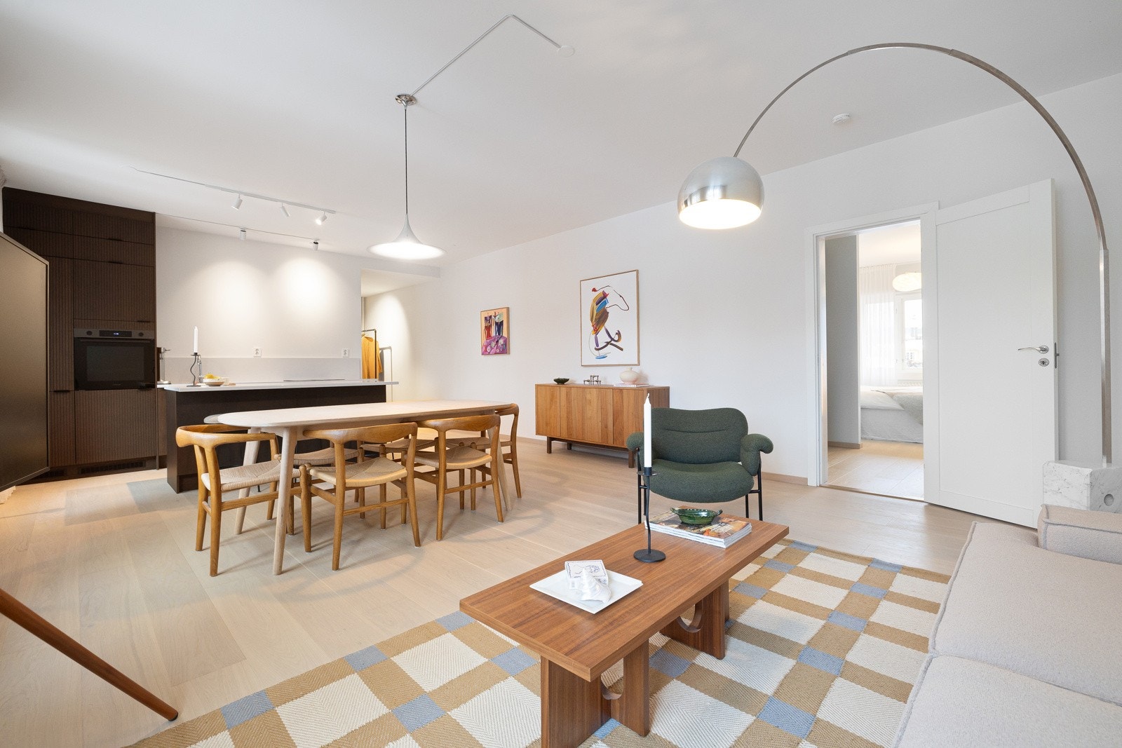 Leiligheten er gjennomgående med spesielt fine lysforhold. Galleribilde