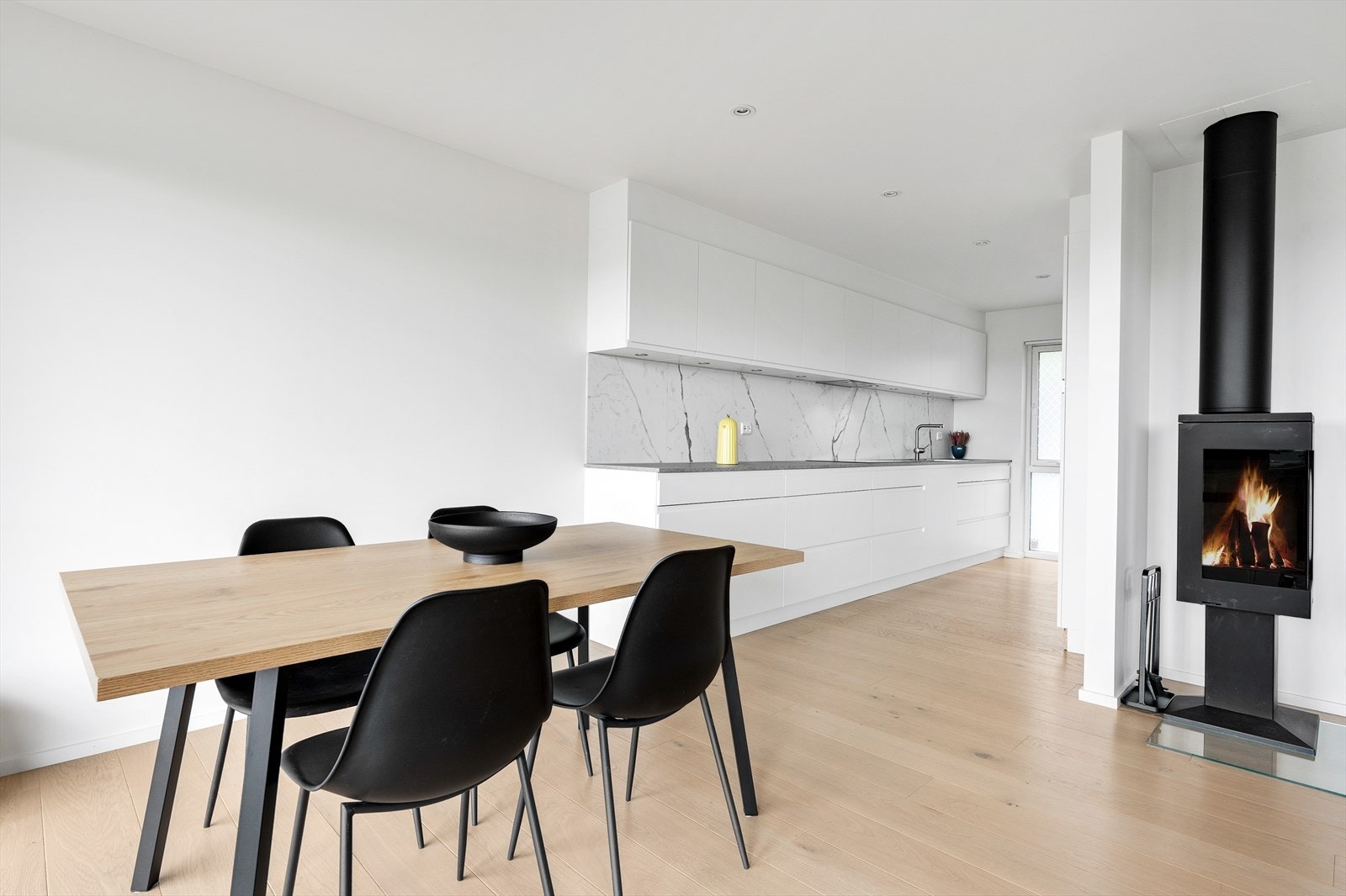 Lekkert og tidløst kjøkken som er praktisk utformet med god benke- og skapplass Galleribilde