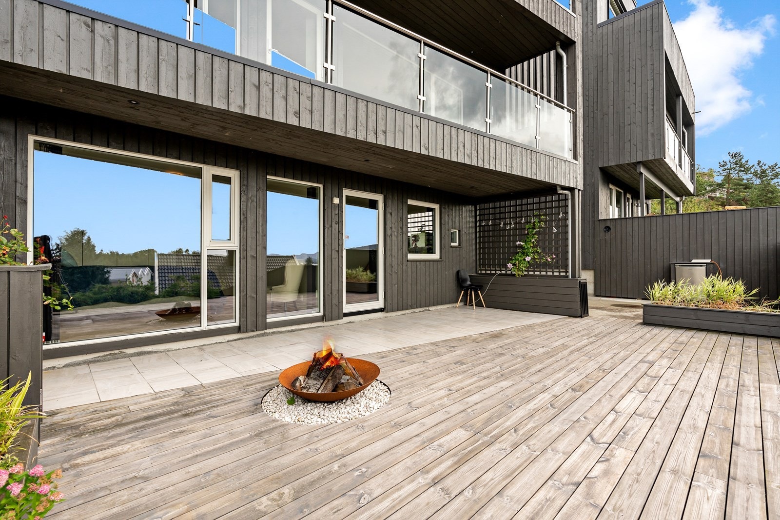 Terrassen er av god størrelse og har delvis overbygget tak. Galleribilde