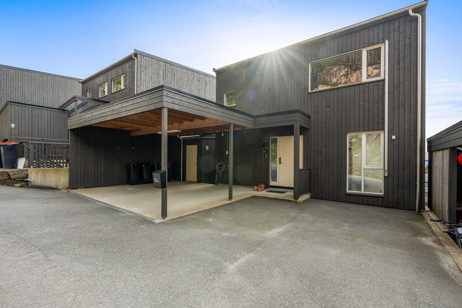 Gode parkeringsmuligheter i carport og på egen tomt. Boligen har i tillegg 2 utvendige boder på 7 og 4 kvm. Galleribilde