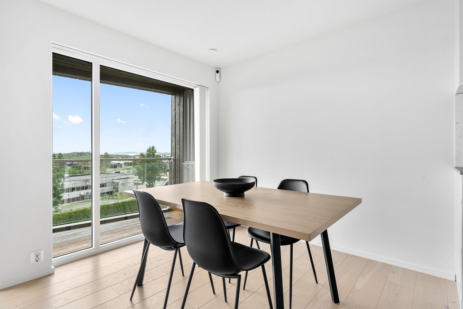 Her har man god plass til koselig spiseplass, familiens samlingspunkt. Her nytes gode måltider! Galleribilde