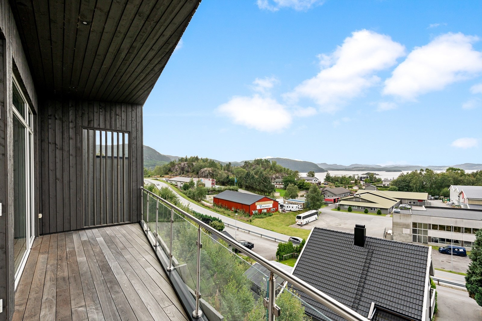 Det er også utgang til en flott balkong. Perfekt for utvendig hygge! Galleribilde