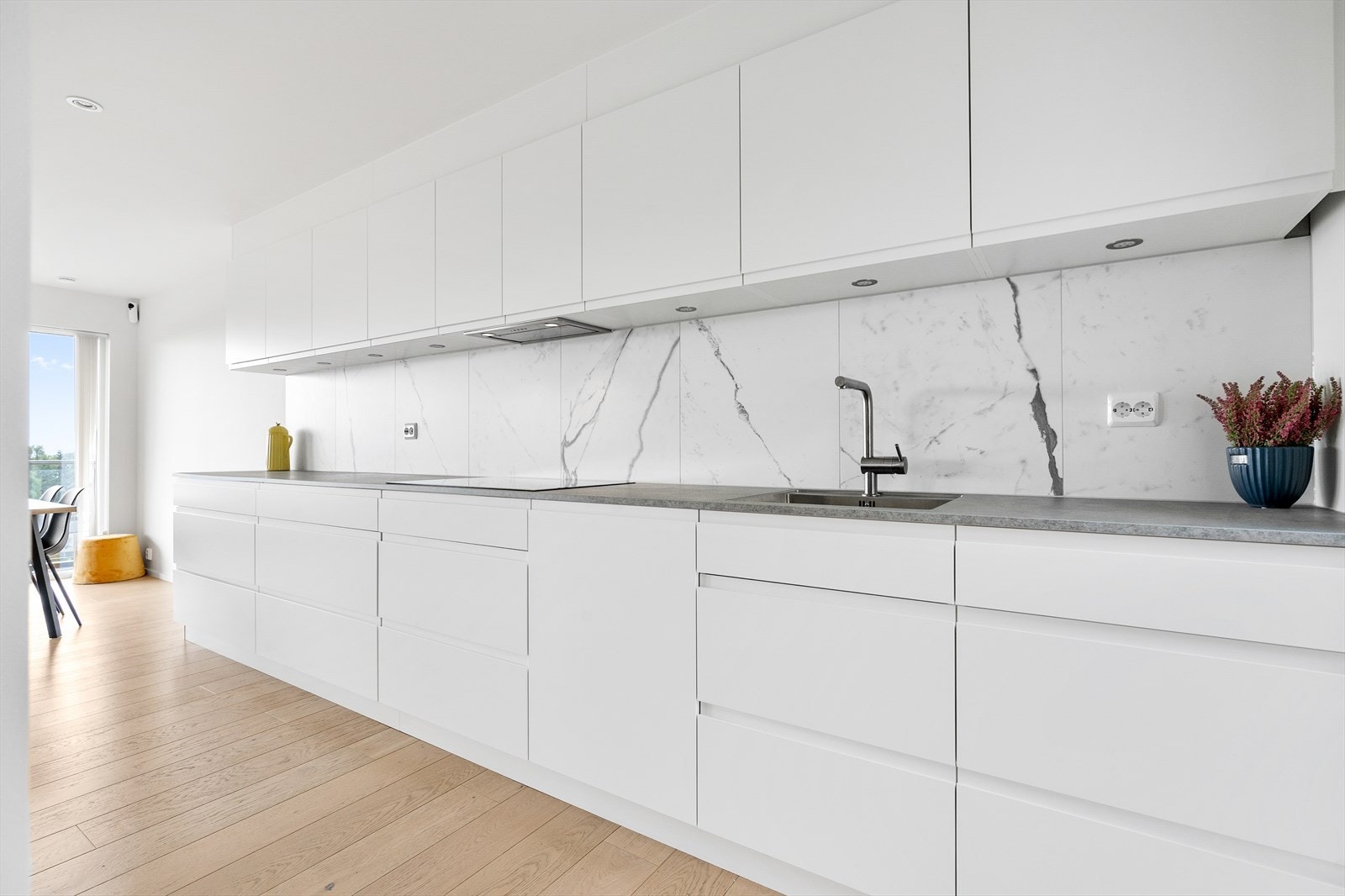 Kjøkkenet har nydelige detaljer og er innredet med koketopp, stekeovn, oppvaskmaskin, mikro og kjøleskap. Galleribilde