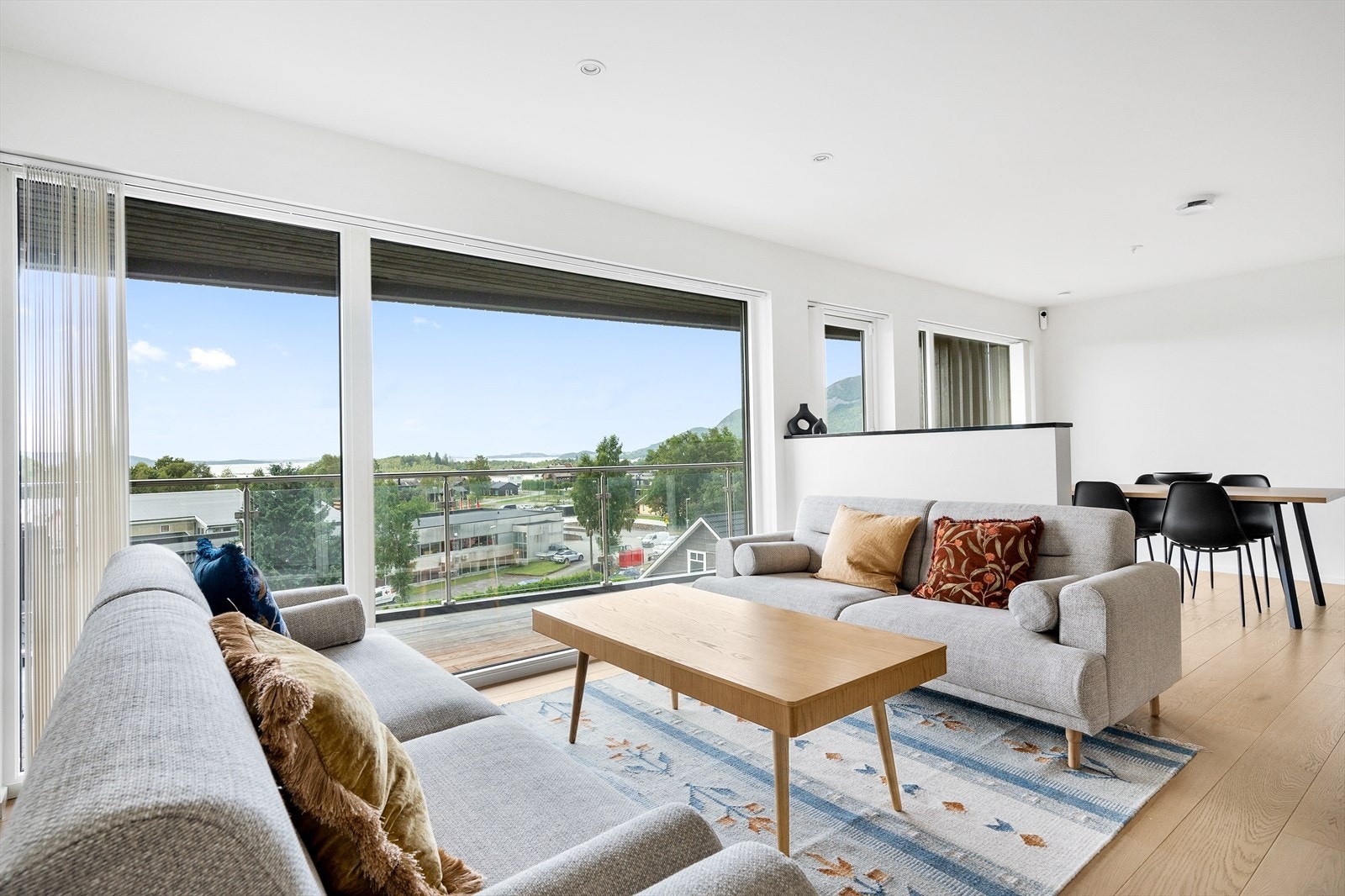 Nydelig stue som er lys og romslig, et rom for avkobling og hygge mens man nyter den flotte utsikten! Galleribilde