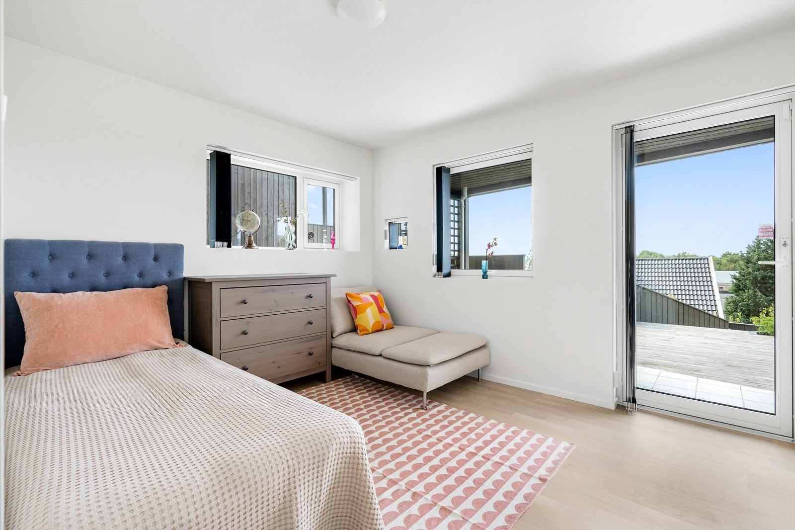 Fra det ene rommet har man direkte utgang til den flotte og romslige terrassen på fremsiden av boligen. Galleribilde