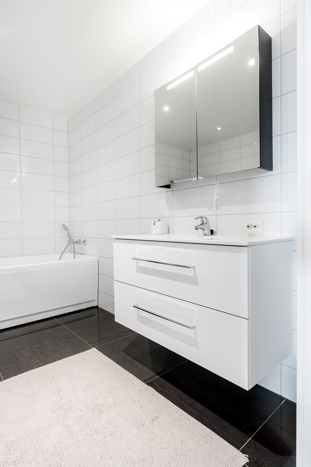 Det er fliser på gulv og vegger. Galleribilde