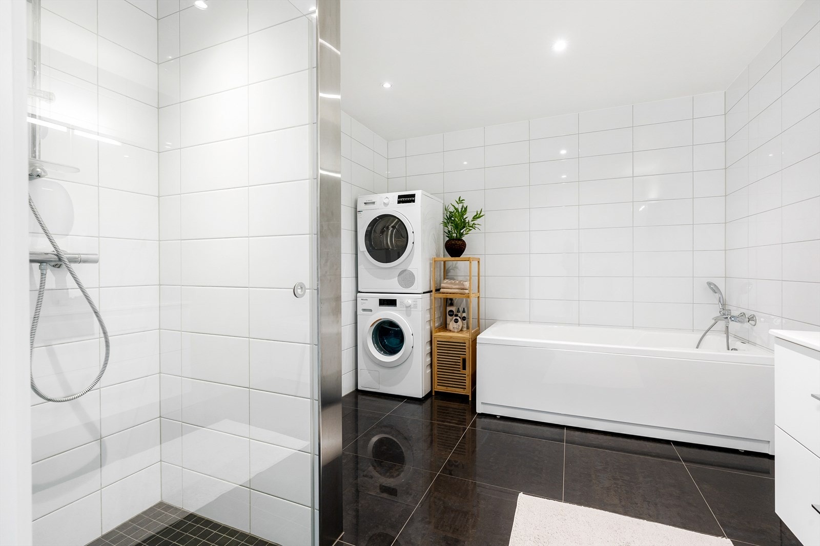 Baderommet i underetasjen er av god størrelse og fremstår som romslig, lyst og pent. Galleribilde