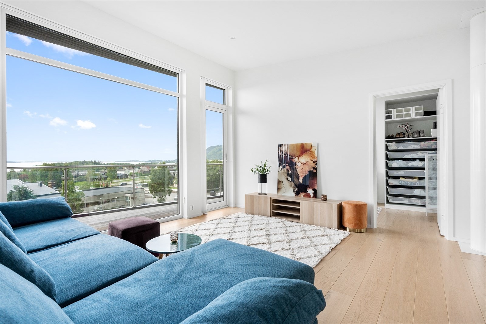 Flott stue i 2. etasje med store vindusflater og vanvittig fin utsikt! Galleribilde