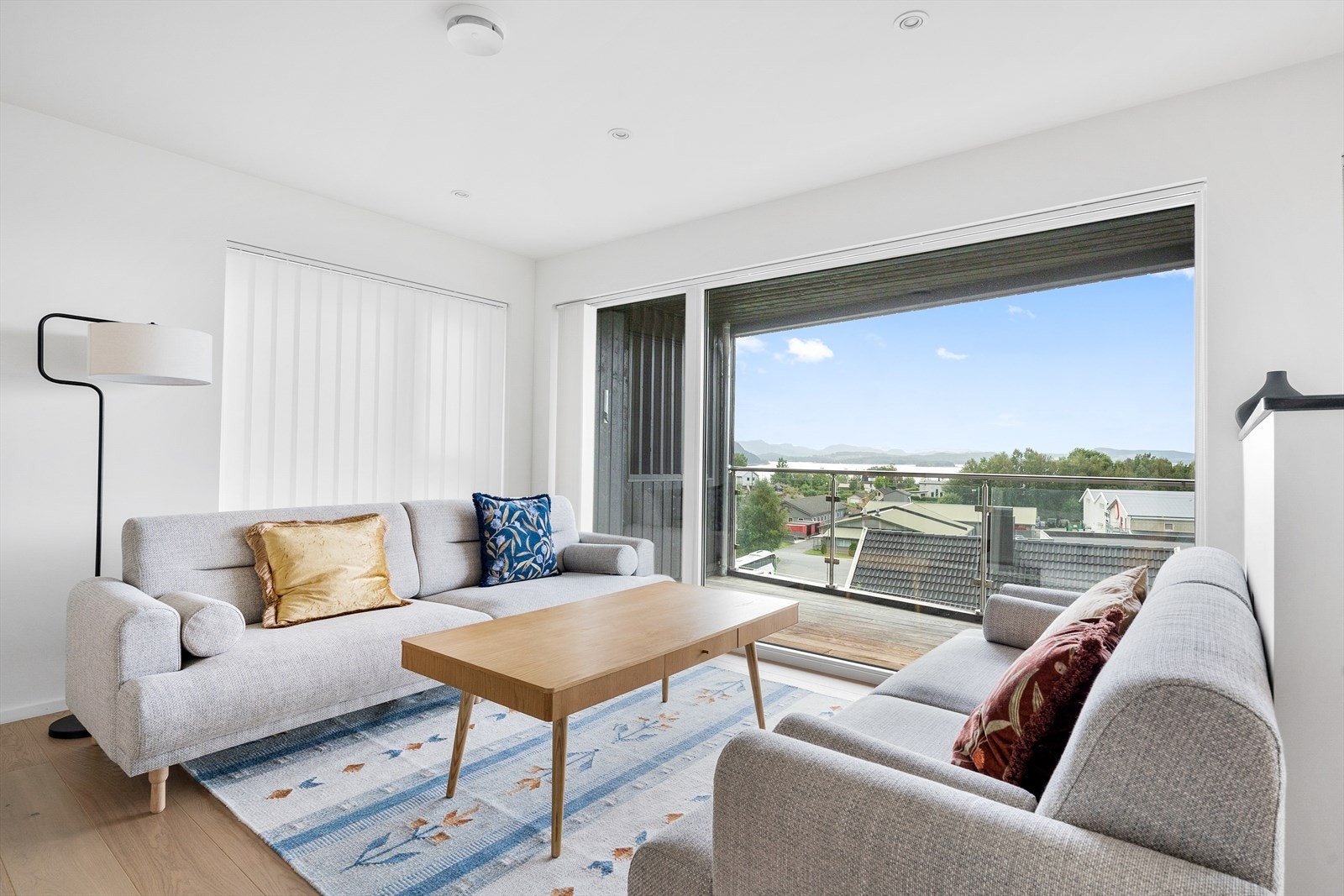 De generøse vindusflatene i rommet gir godt med lys og en fantastisk romfølelse. Galleribilde