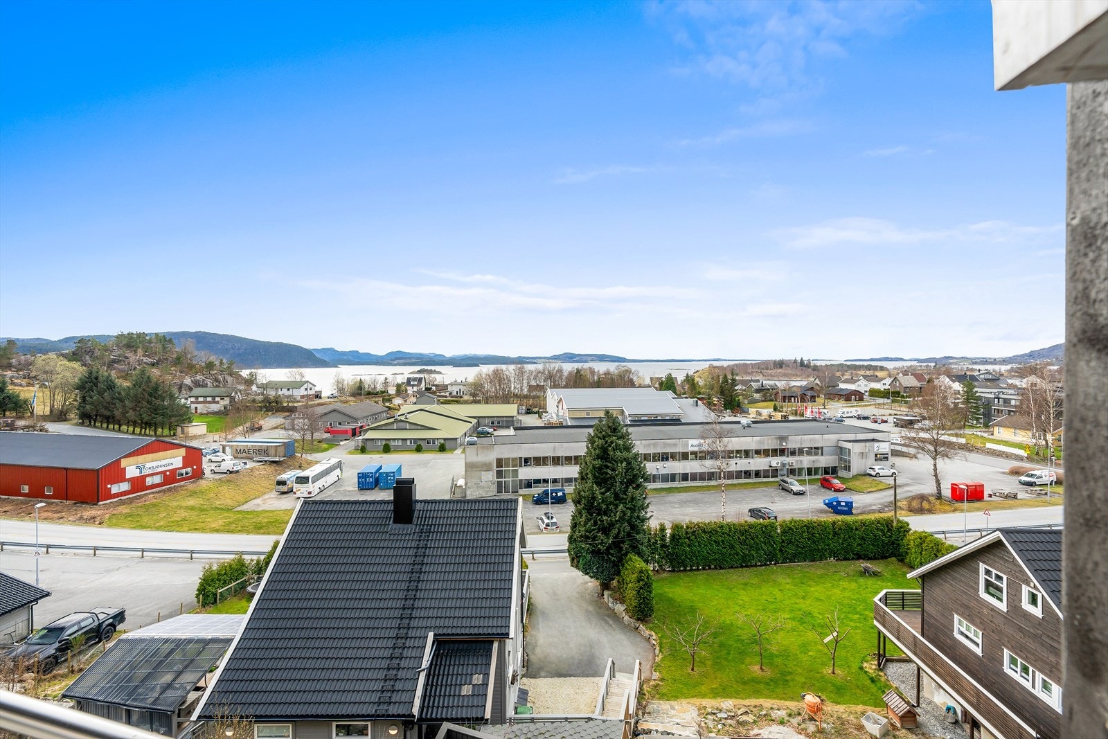 I Jørpeland sentrum har du opptil flere matbutikker, klær, sport, sko, møbler, interiør, blomster, bank, eiendomsmegler, vinmonopol, etc. Galleribilde