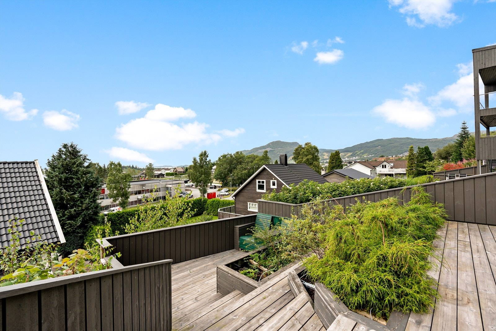 Tomten er meget pent opparbeidet med asfaltert innkjørsel, terrasse og diverse beplantninger. Galleribilde
