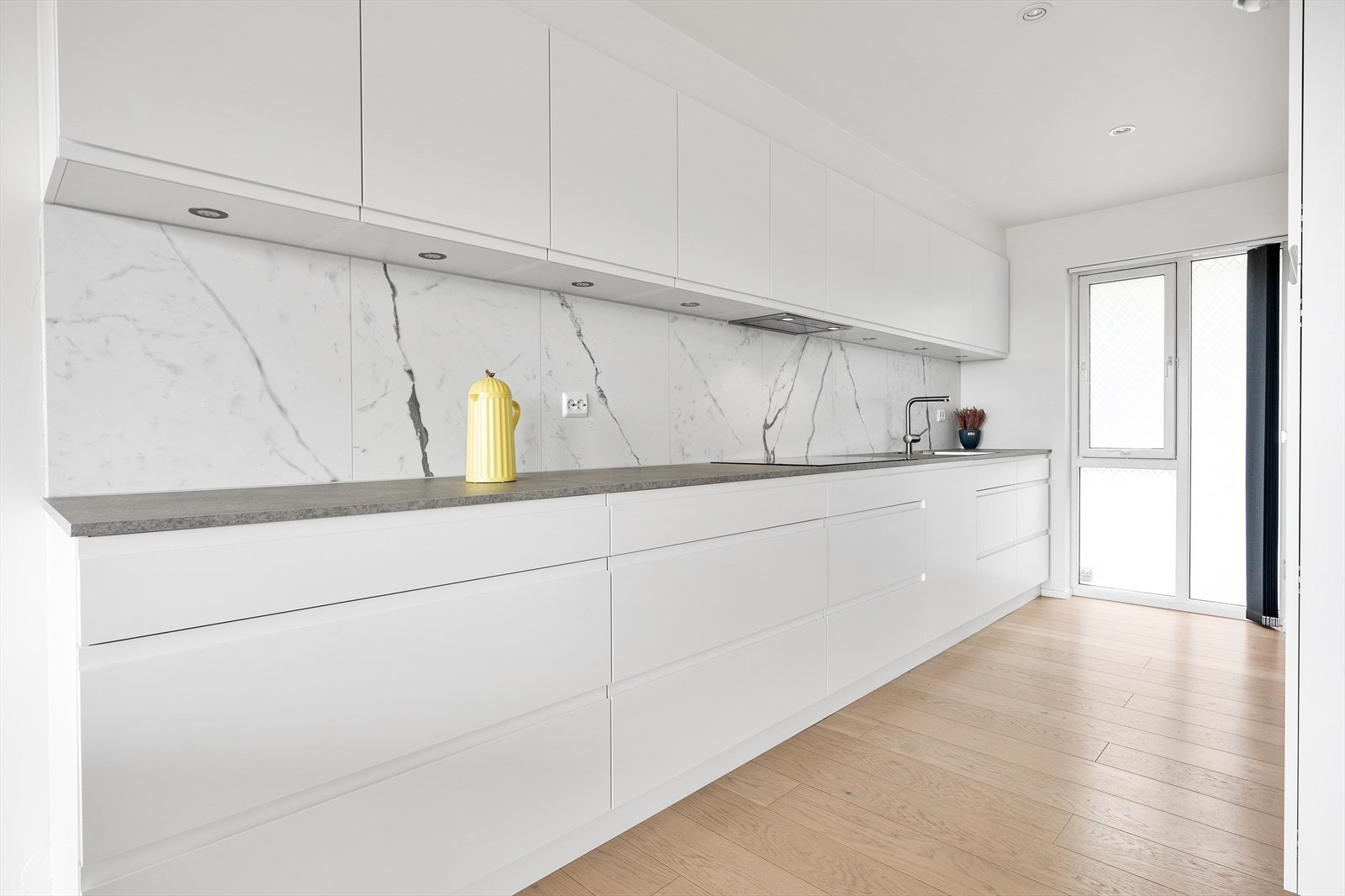 Praktisk bi-inngang inn til kjøkkenet fra høyre side på bilde gjør at man lett kan legge fra seg de tunge handleposene med dagligvarer. Galleribilde