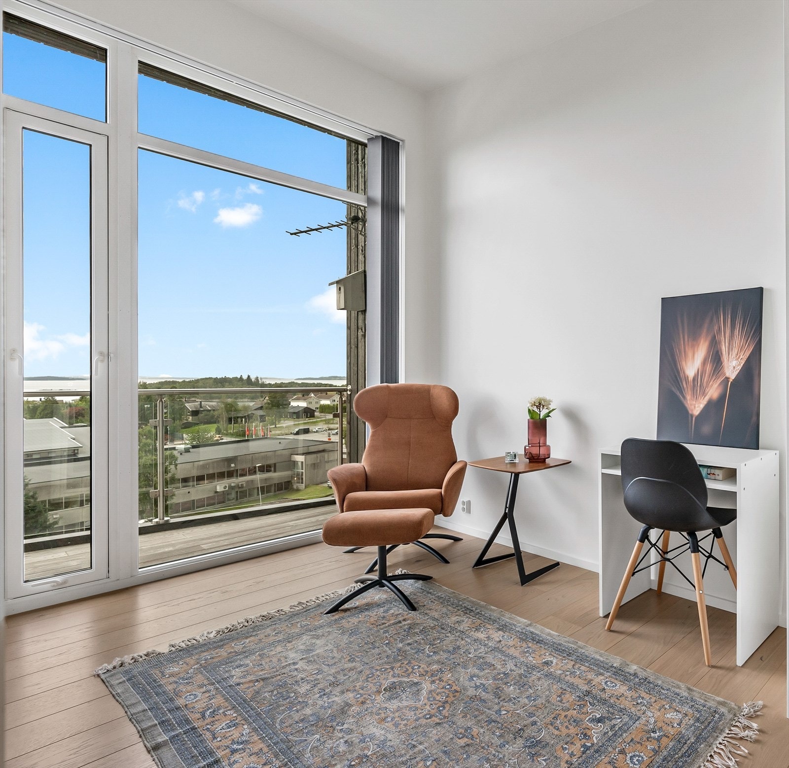 Her har man god plass til seng, tilhørende møblement og garderobeskap. Galleribilde