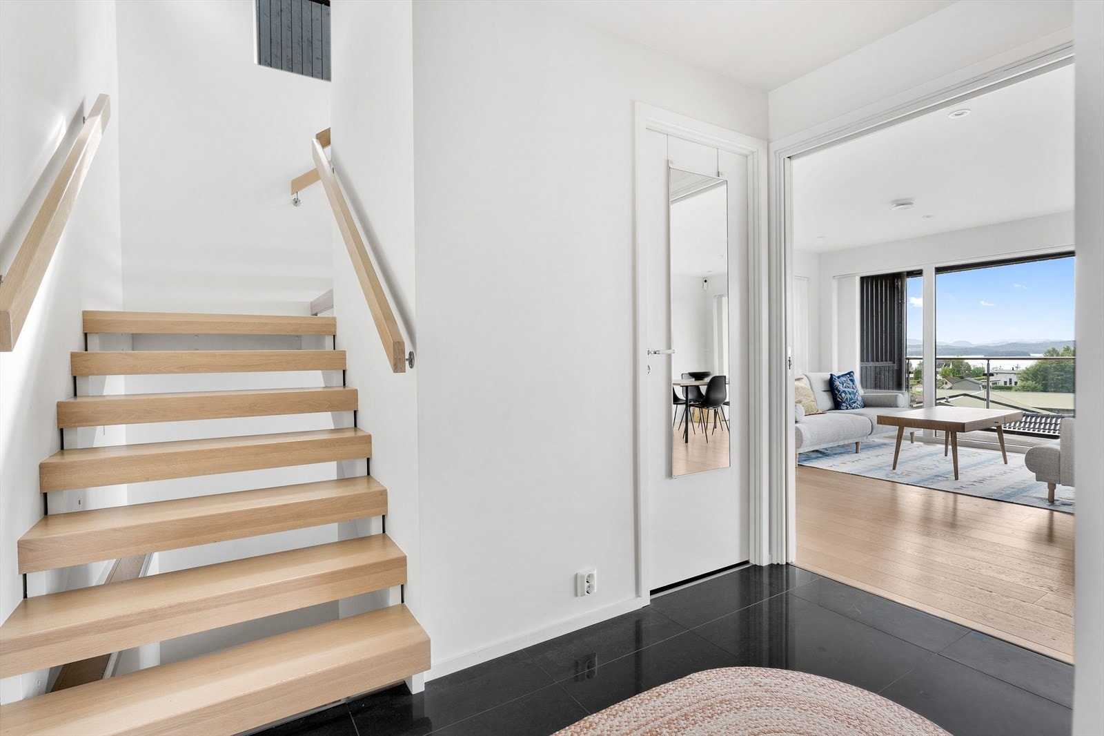 Trivelig entrè som ønsker deg velkommen inn, god plass til å henge fra seg yttertøy og sko. Galleribilde