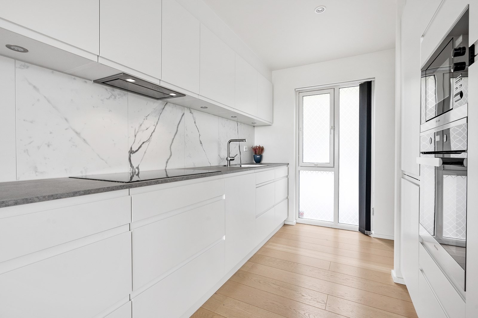 Kjøkkenet har en praktisk åpen løsning mot stuedelen. Her kan man lage mat og samtidig være sosial med gjester! Galleribilde