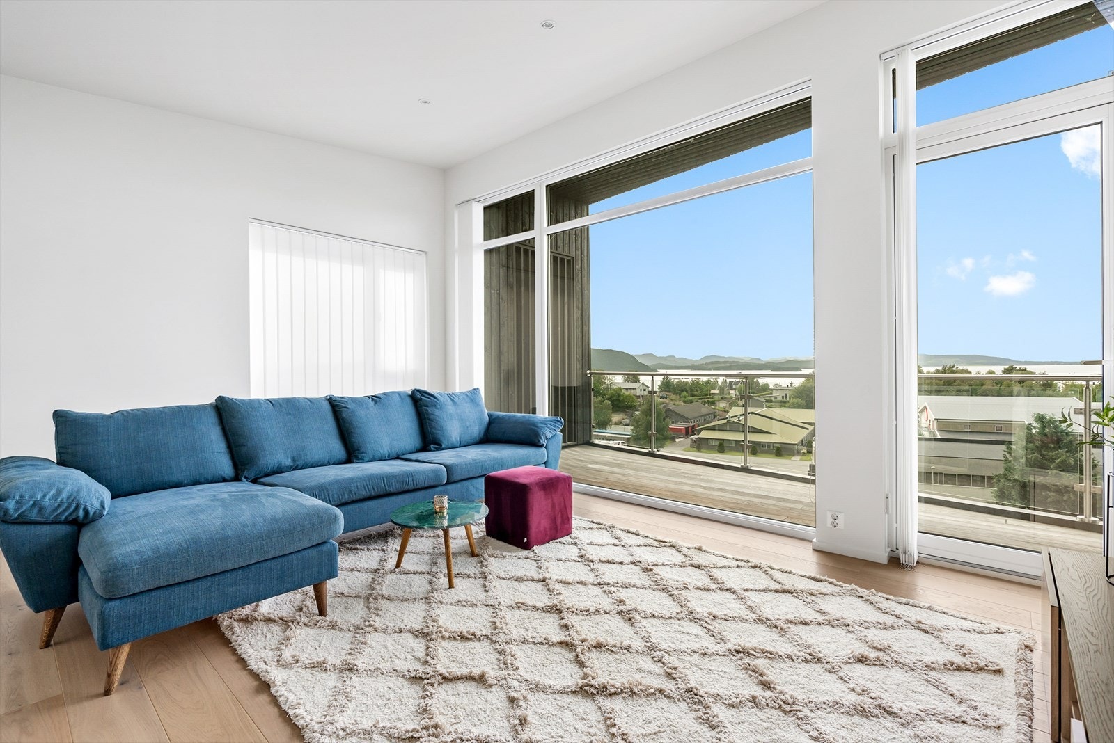 Her kan man fint trekke seg litt bort fra resten av familien, eventuelt ha litt venner på besøk. Her får du enkelt plass til sofa, stuebord, tv-benk og tv. Galleribilde