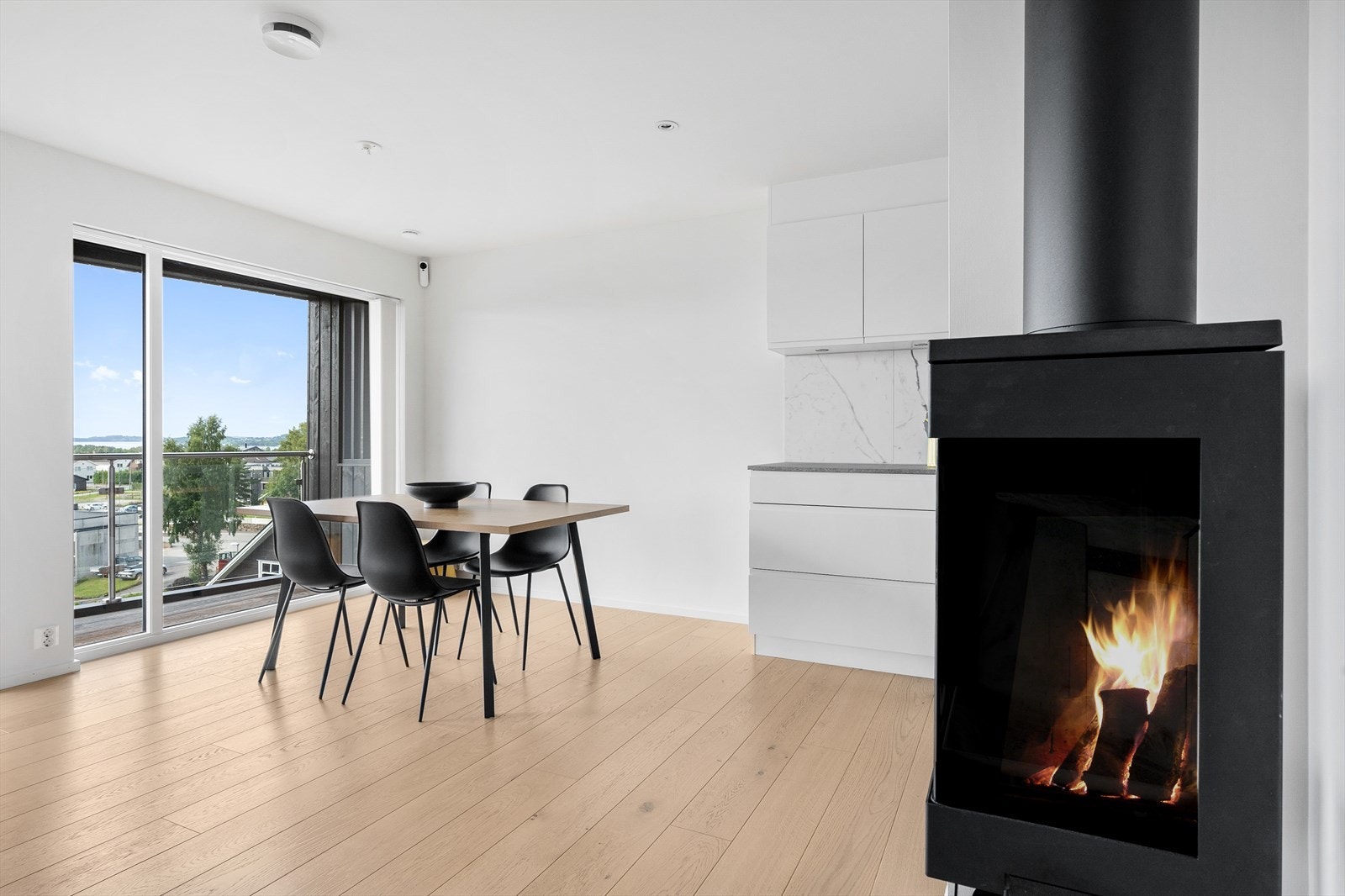 I tilknytning til stuen er det en lun og effektiv peis som gir god stemning og hyggelig atmosfære på kjøligere dager. Galleribilde