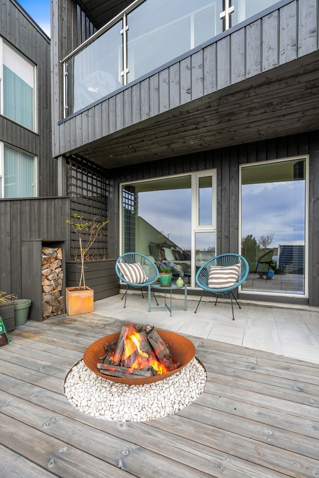 Det er gode solforhold på eiendommen så her kan man nyte solrike dager til langt på kveld. Galleribilde