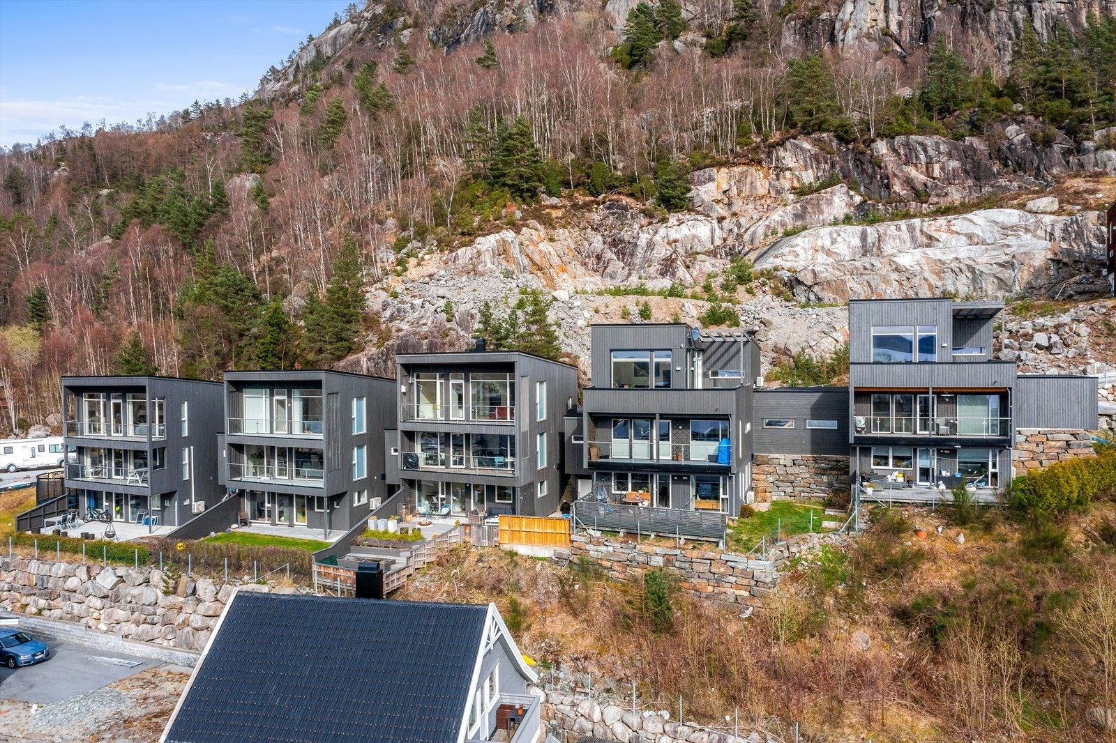 Er man glad i skog og mark så er det fine turområder like utenfor døren, som bla, Førlandsåsen, Selemork, Tunglandsfjellet m.m. alternativt kan man bestige fjelltopper som ligger på rekke og rad her i Ryfylke. Galleribilde