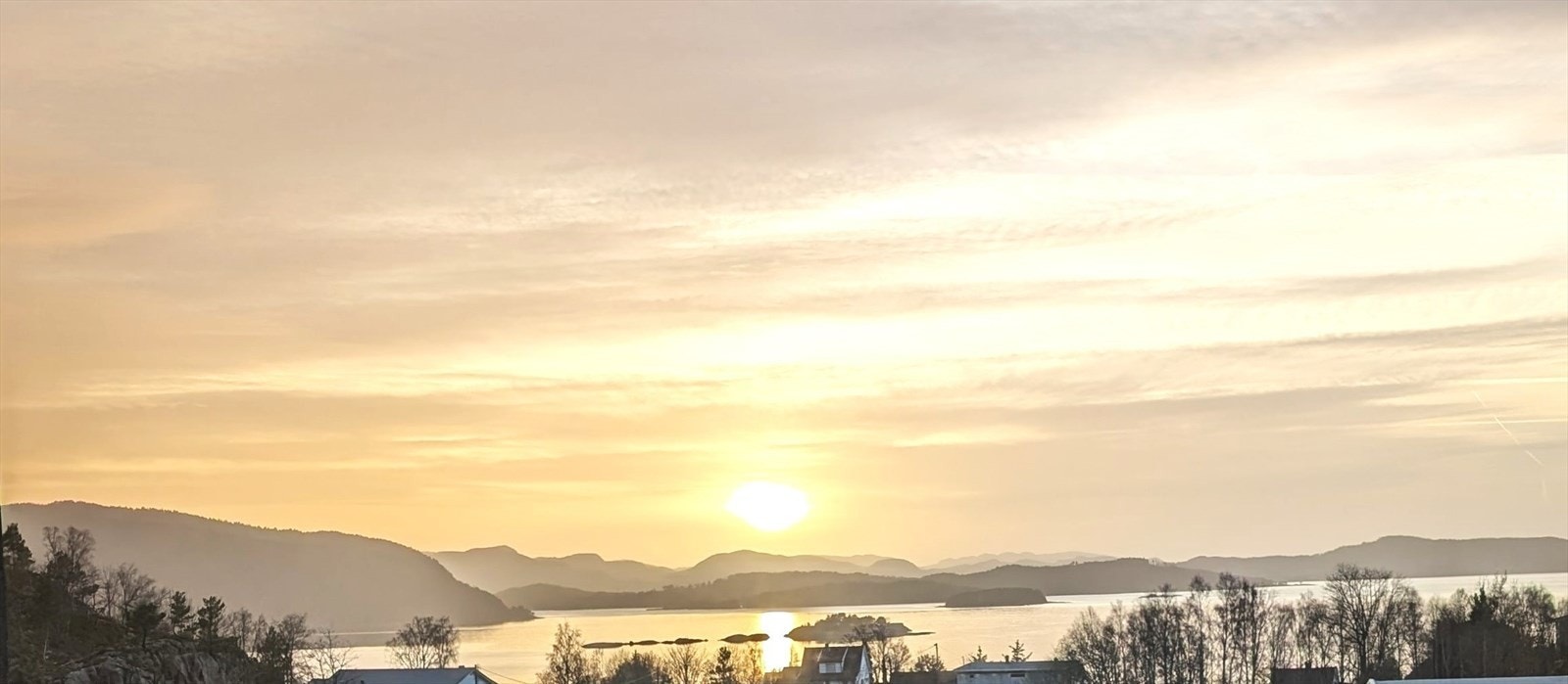 Denne nydelige utsikten er noe av det man kan vente seg i denne råflotte eiendommen! Galleribilde