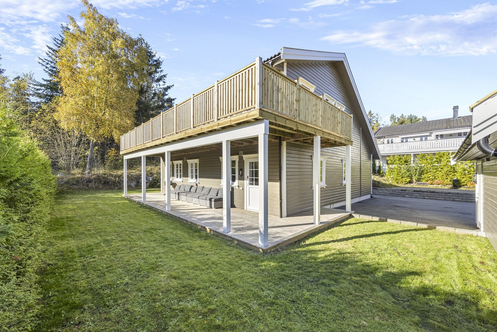 Usjenerte utearealer med fantastiske solforhold Galleribilde