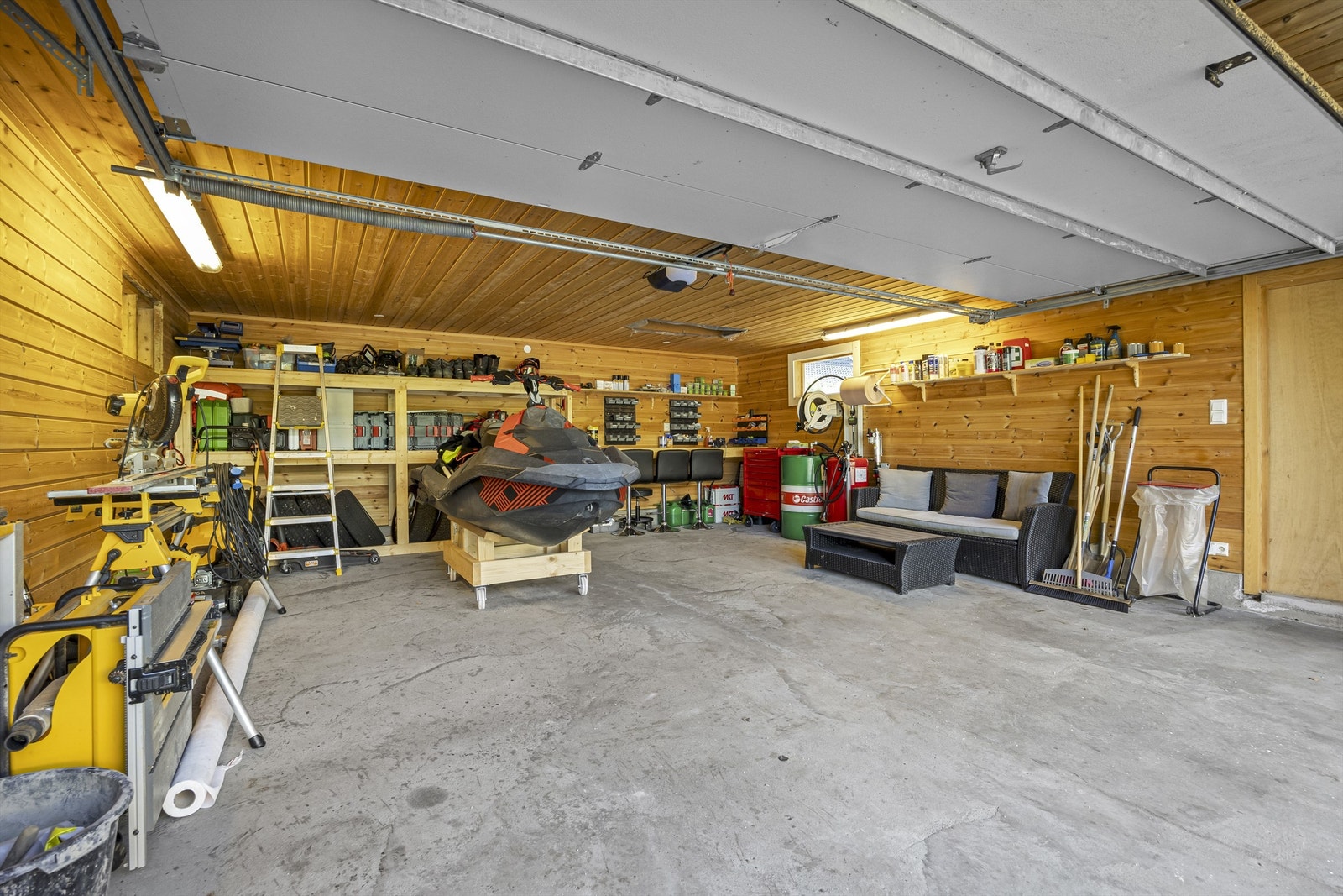 Inni garasjen er det god plass til lagring Galleribilde