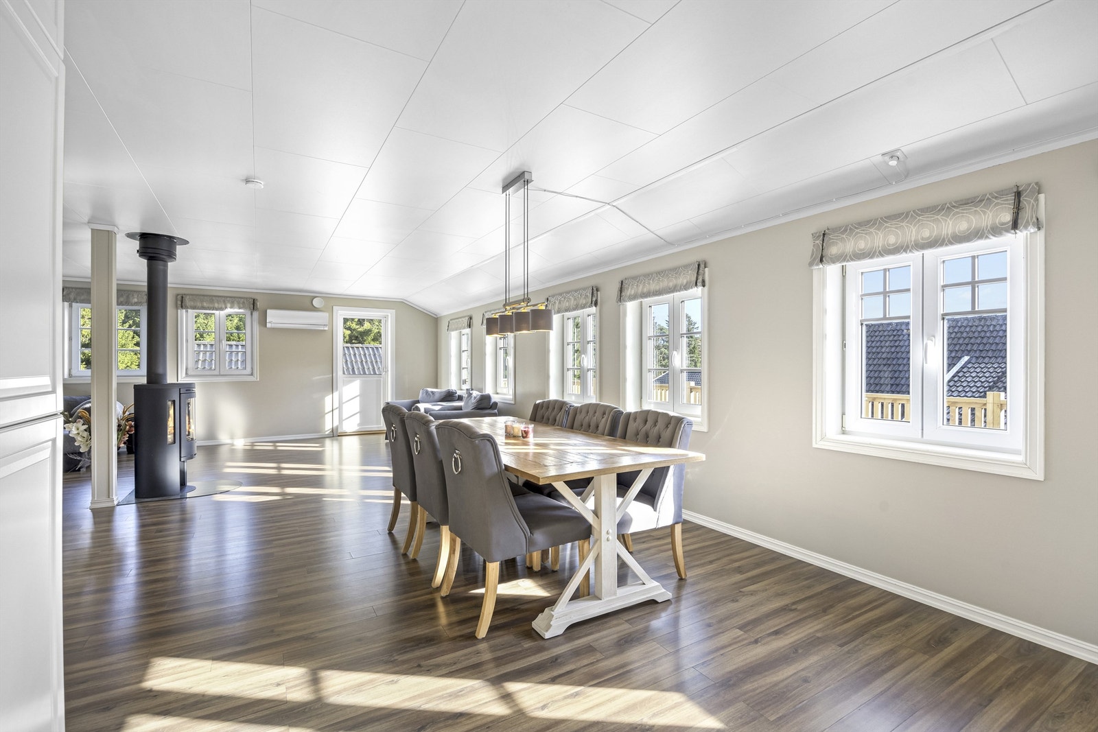 Nymalte overflater og stor vindusflate innvendig Galleribilde