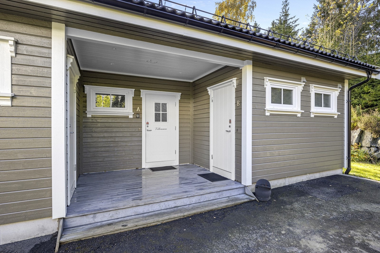 Takoverbygg over inngangsparti til både hoveddel og utleiedel Galleribilde