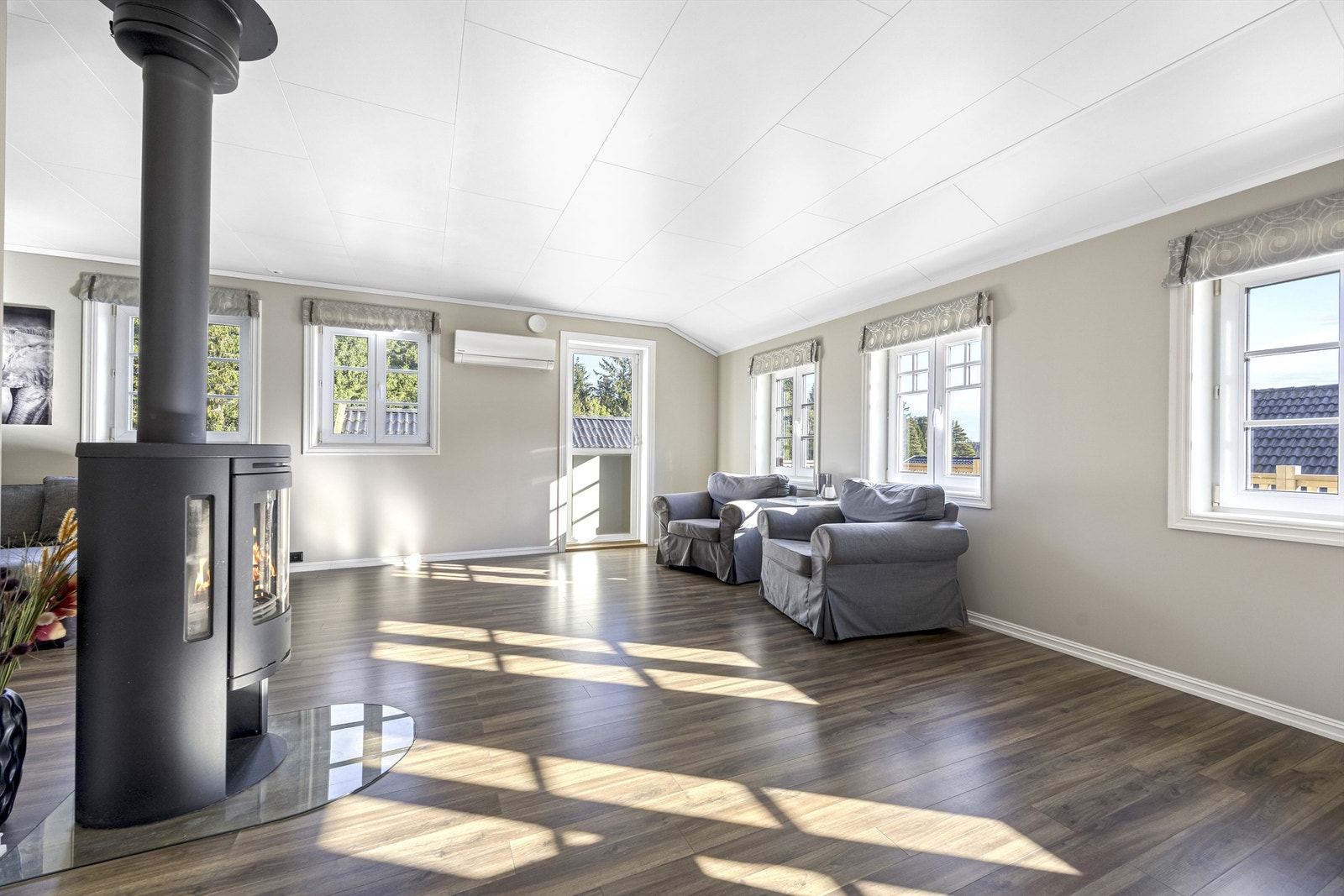 Stue med peisovn og varmepumpe Galleribilde