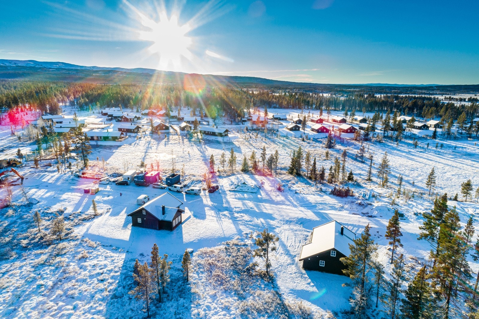 Fritidsboligen ligger i en fredfull og naturskjønn hyttegrend på Sanderstølen i Nord-Aurdal kommune - ca. 1,6 km fra Sanderstølen Hotell. Galleribilde