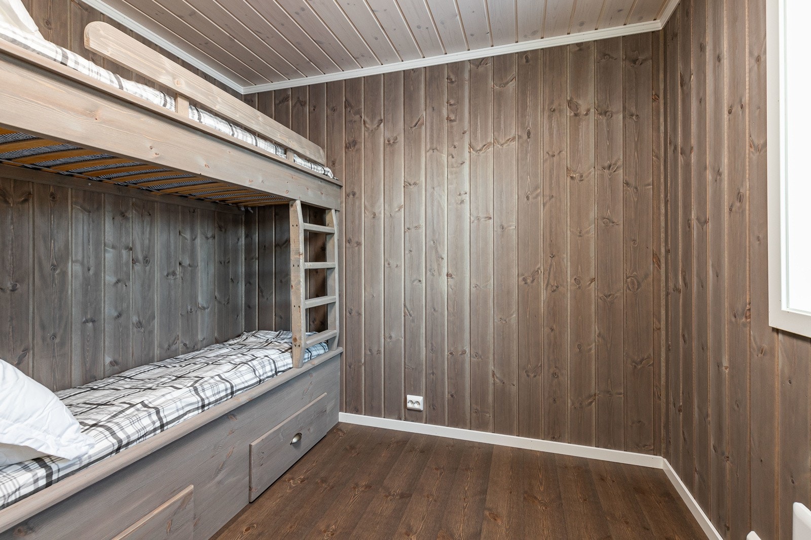 Fritidsboligen får tre gode soverom. Plassbygde senger medfølger ikke. Bildet er kun for å vise leveranse, det er ikke av selve hytta. Galleribilde
