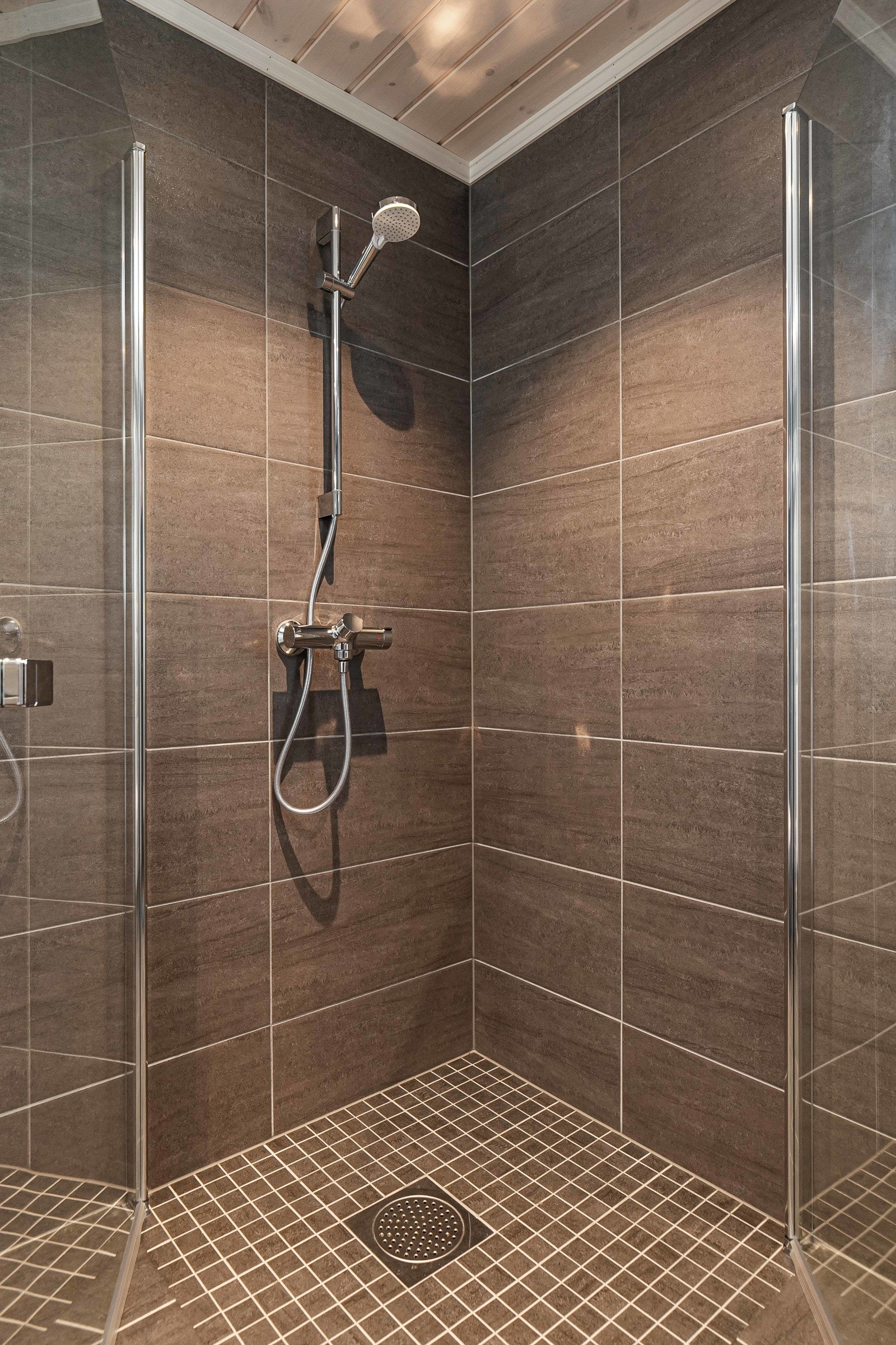 Dusjnisje med innfellbare dusjvegger. Bildet er kun for å vise leveranse, det er ikke av selve hytta. Galleribilde