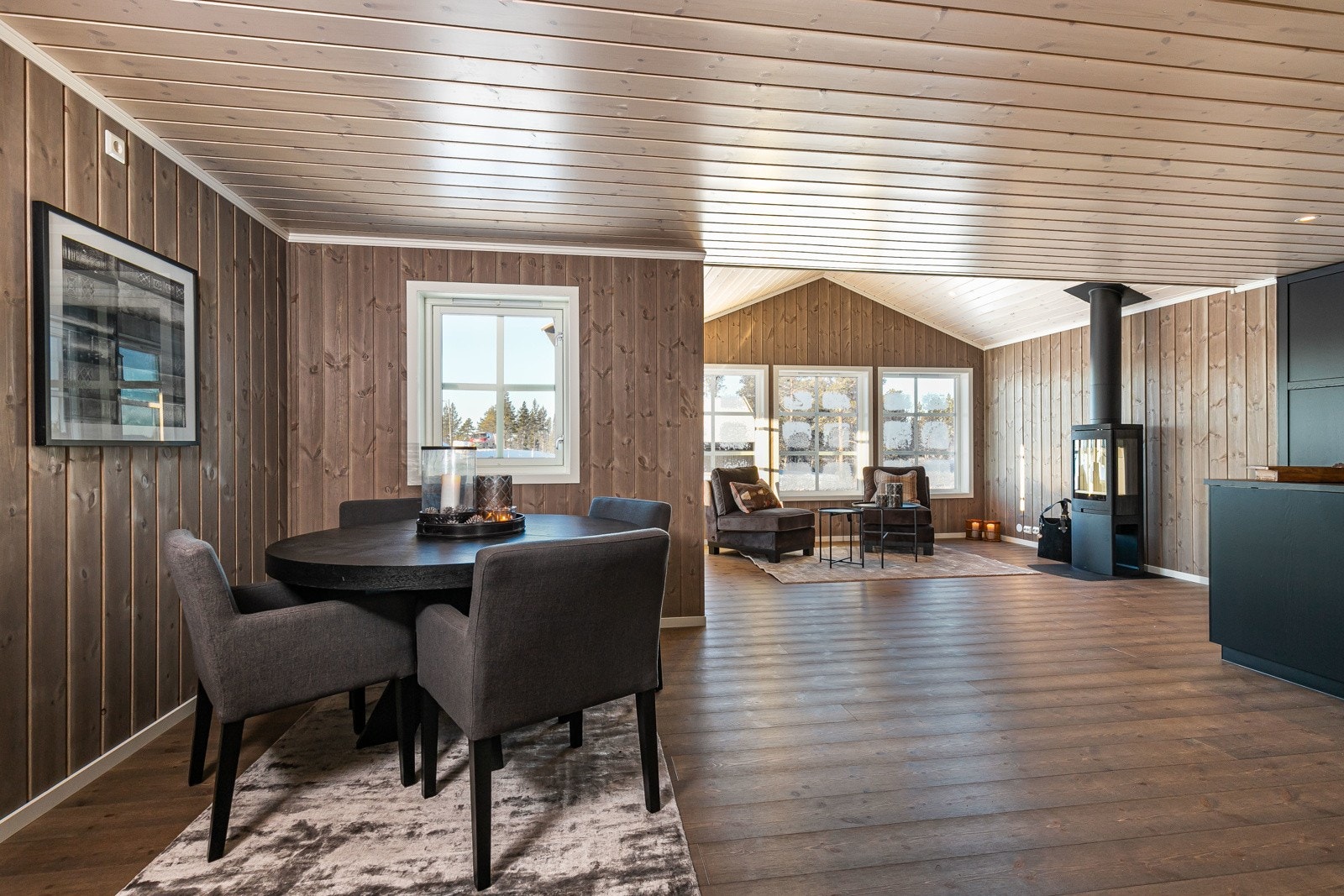 Det er god plass til både spisegruppe og sofagruppe i stue og kjøkken. Bildet er kun for å vise leveranse, det er ikke av selve hytta. Galleribilde