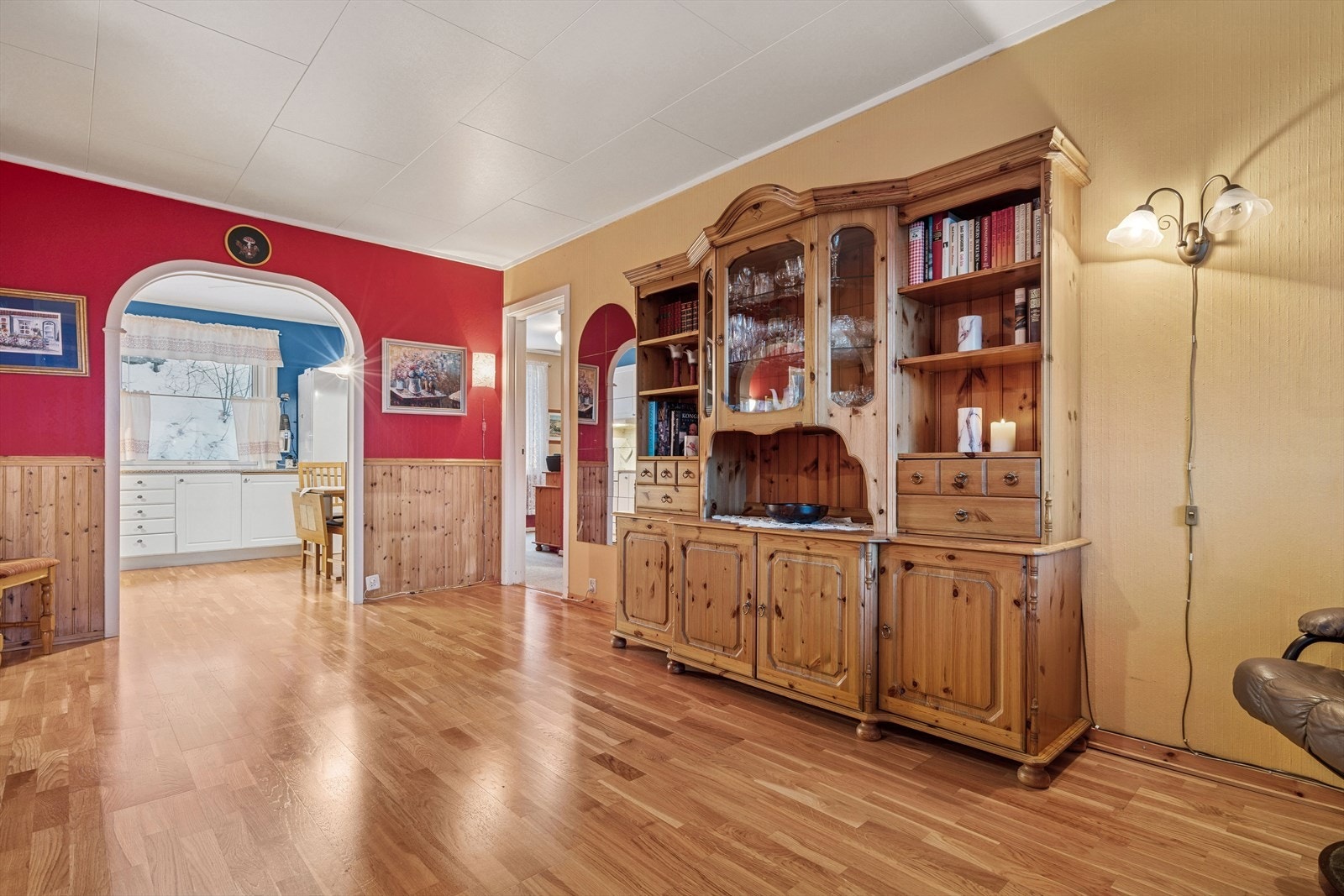 Det er lagt gulvvarme i stue/kjøkken som gir kun og enkel oppvarming Galleribilde