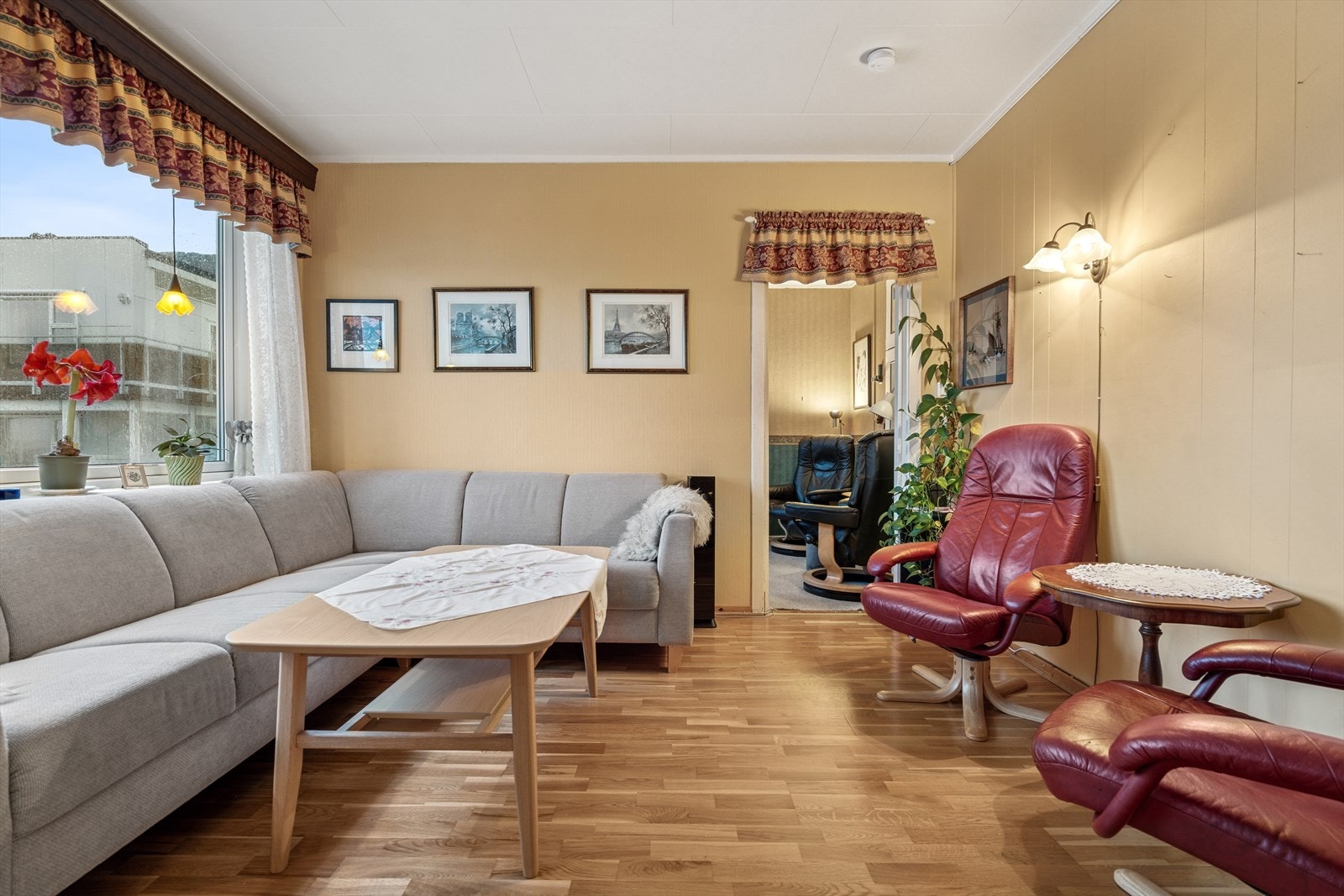 Innenfor sofastuen finner du soverom, som p.t. benyttes som ekstra stue Galleribilde